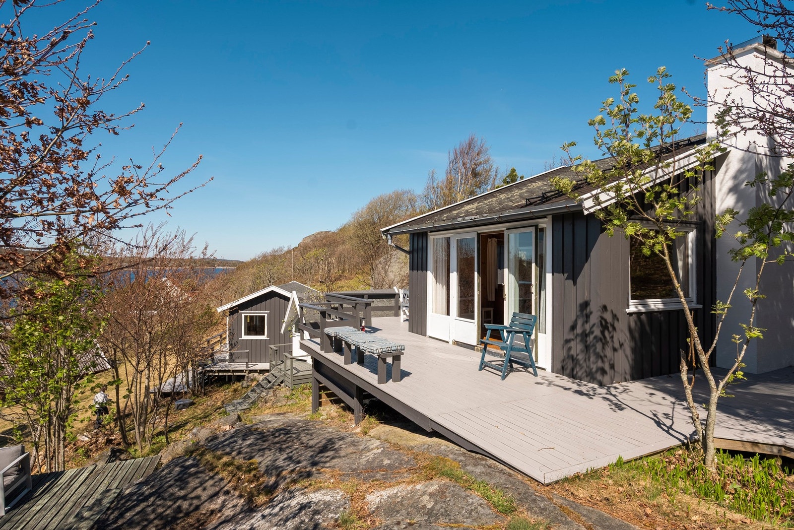 Kort vei fra stuen og ut til terrassen hvor solen kan nytes gjennom dagen Galleribilde