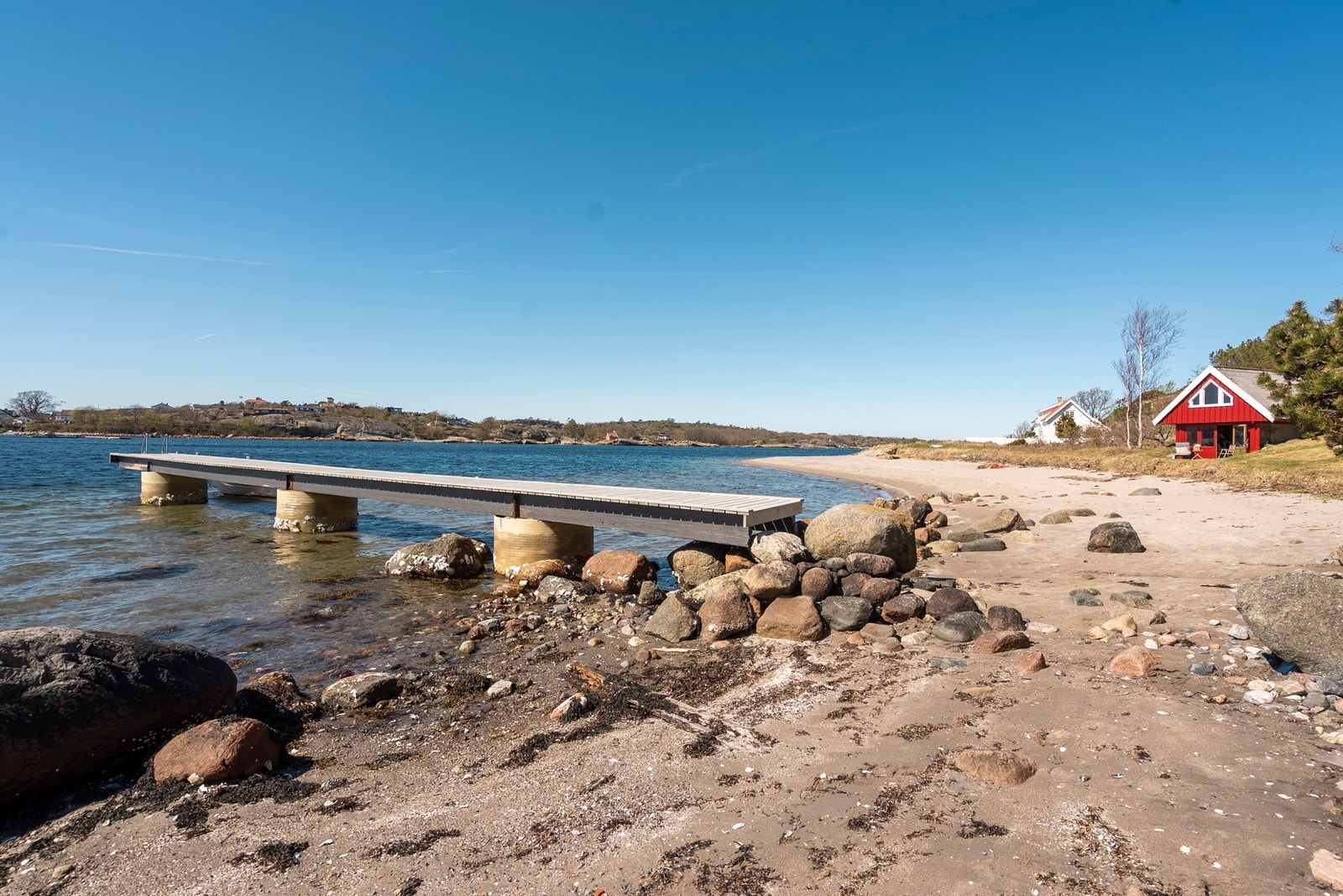 Hyggelig brygge hvor du kan fiske krabber og utforske sjølivet gjennom sommeren Galleribilde