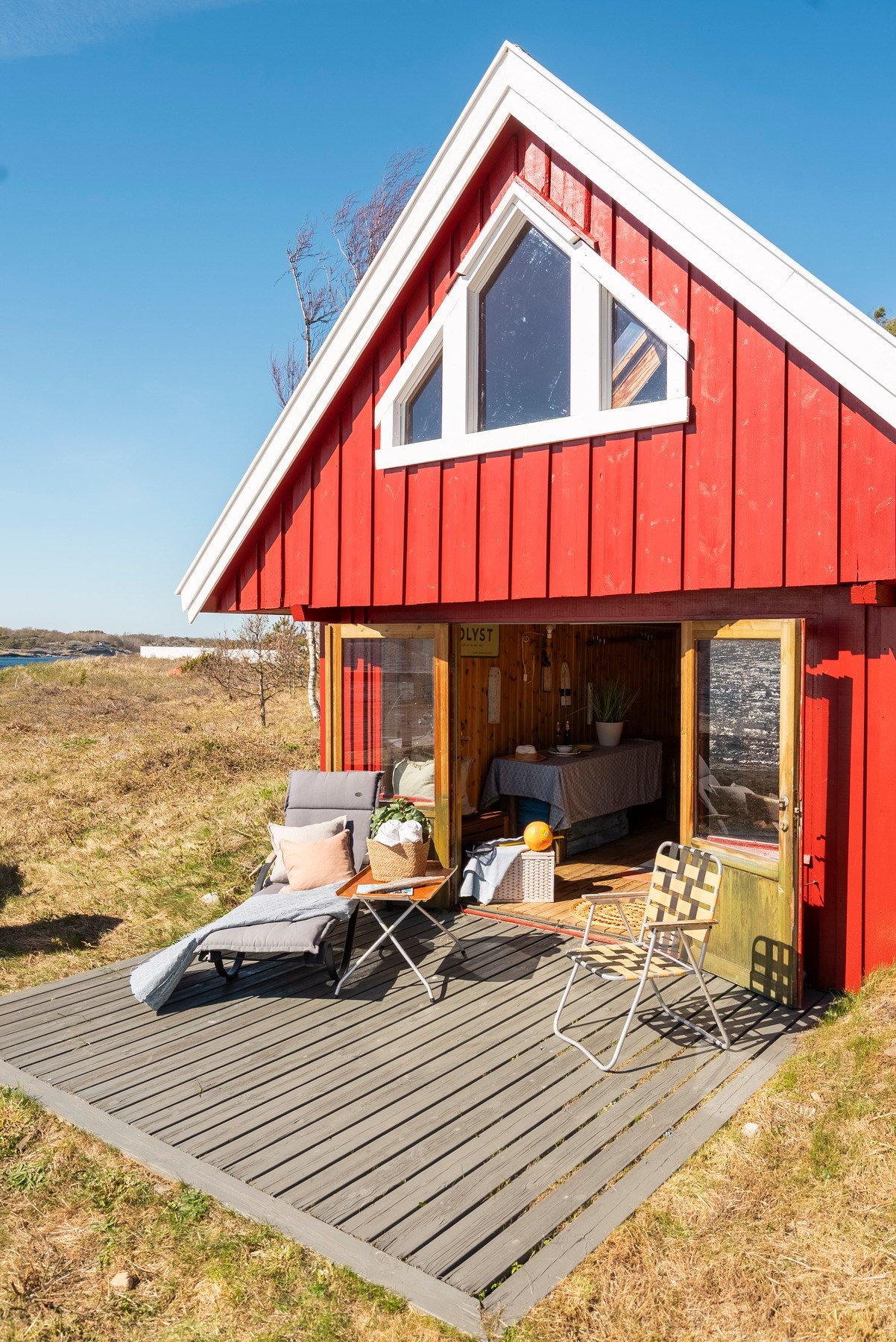 Her sitter du helt nede ved vannkanten med nærhet til sjøen og rolige omgivelser Galleribilde