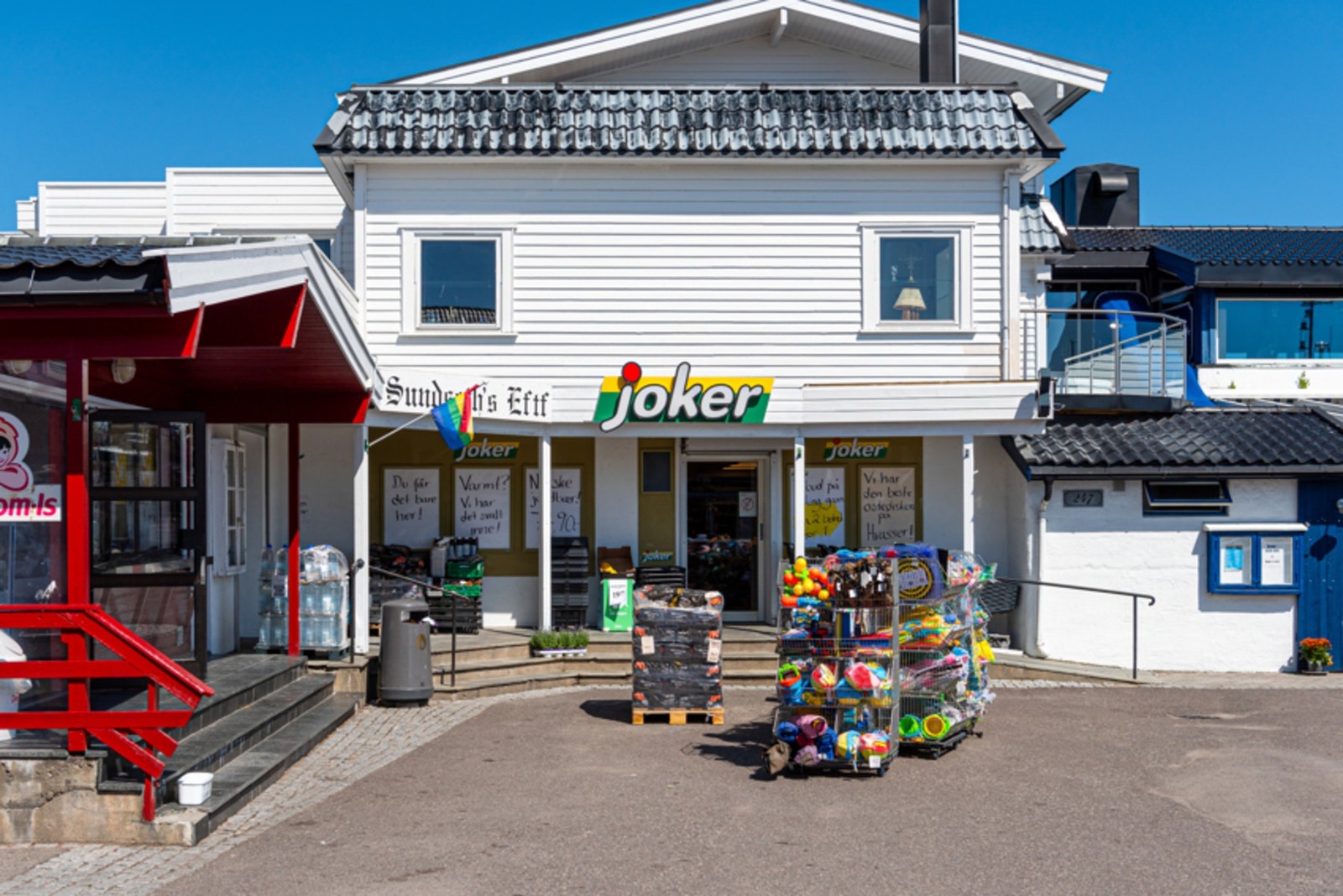 Hvasser kan by på populære spisesteder, fiskehandler, dagligvarehandel og iskiosk' Galleribilde