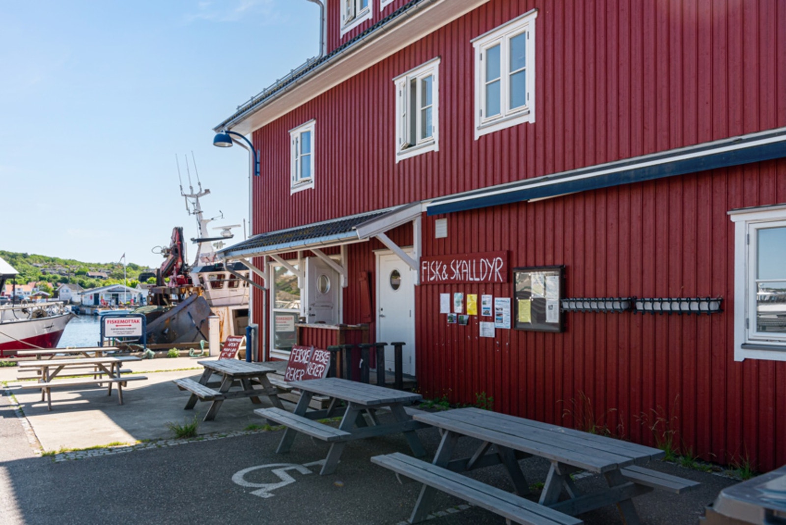 Hvasser kan by på populære spisesteder, fiskehandler, dagligvarehandel og iskiosk' Galleribilde