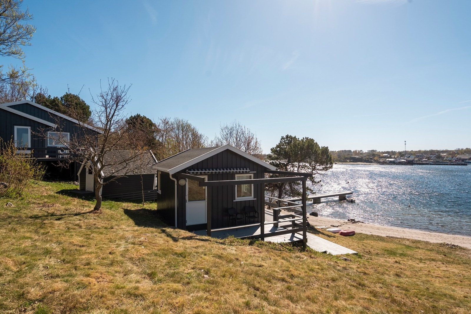 En innholdsrik eiendom med flere små bygg og mange muligheter Galleribilde