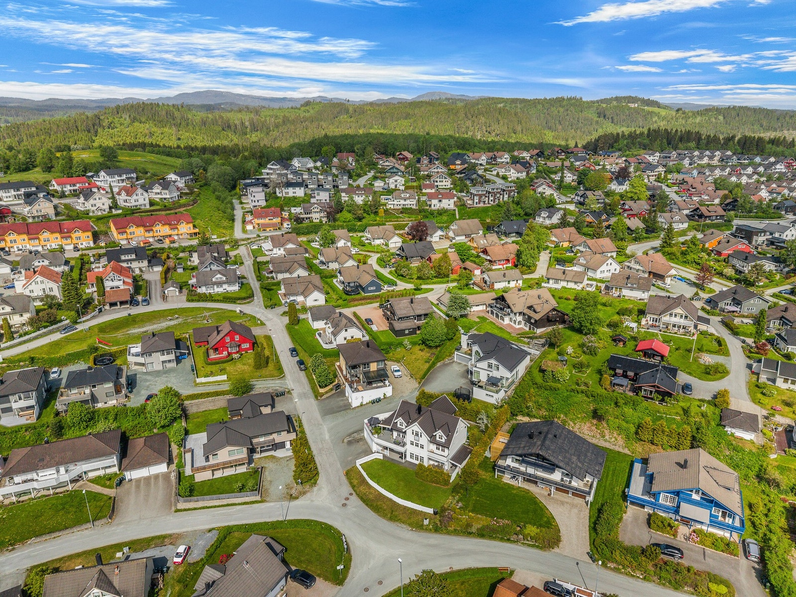 Beliggenheten på Lundåsen kombinerer på beste vis, rolige og familievennlige omgivelser med nærhet til marka og kort vei til byens fasiliteter. Galleribilde