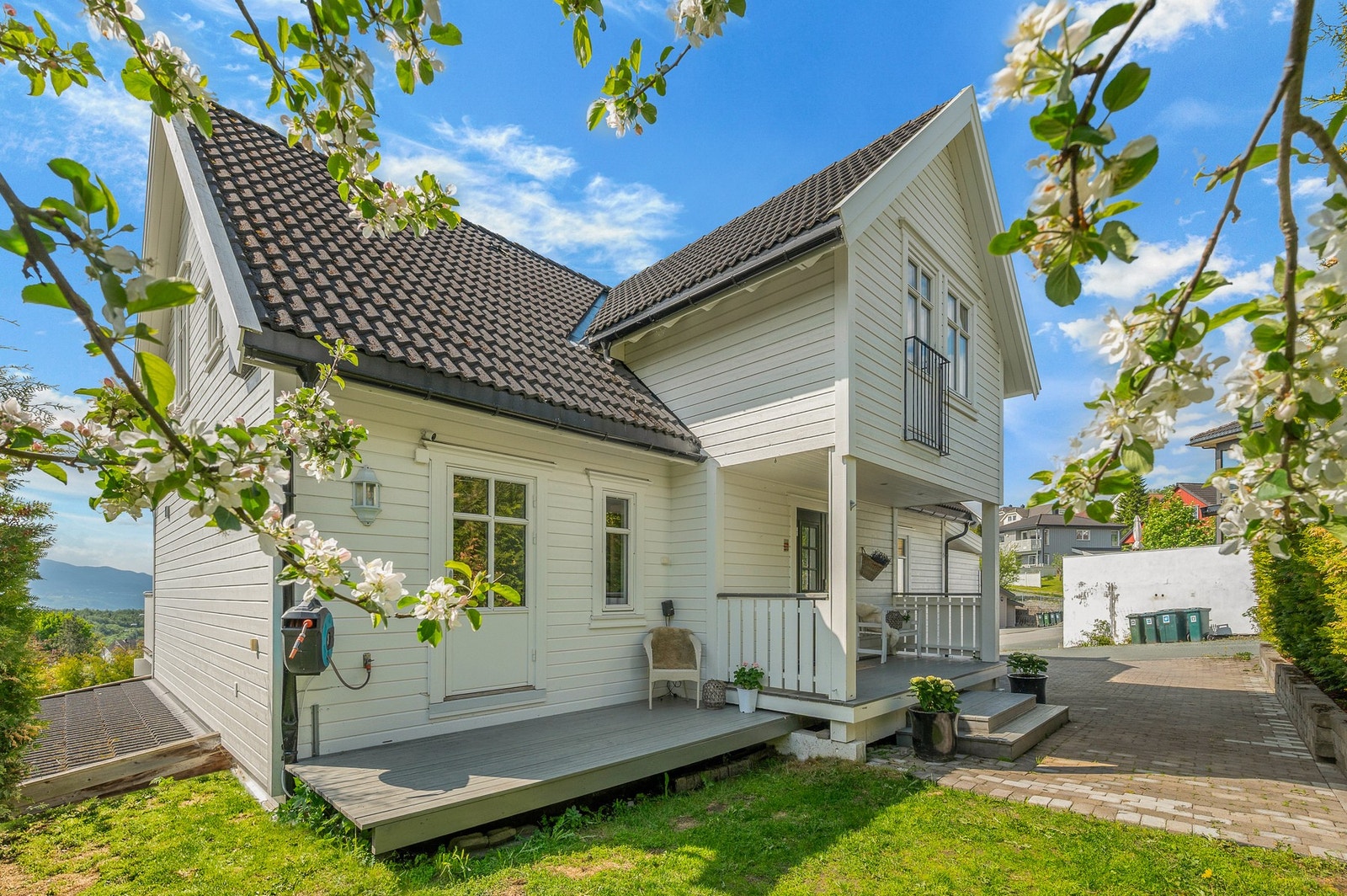 Boligen har en stor dobbelgarasje og bod, på ca. 50 kvm. I tillegg er det godt med biloppstillingsplass på tomten. Galleribilde
