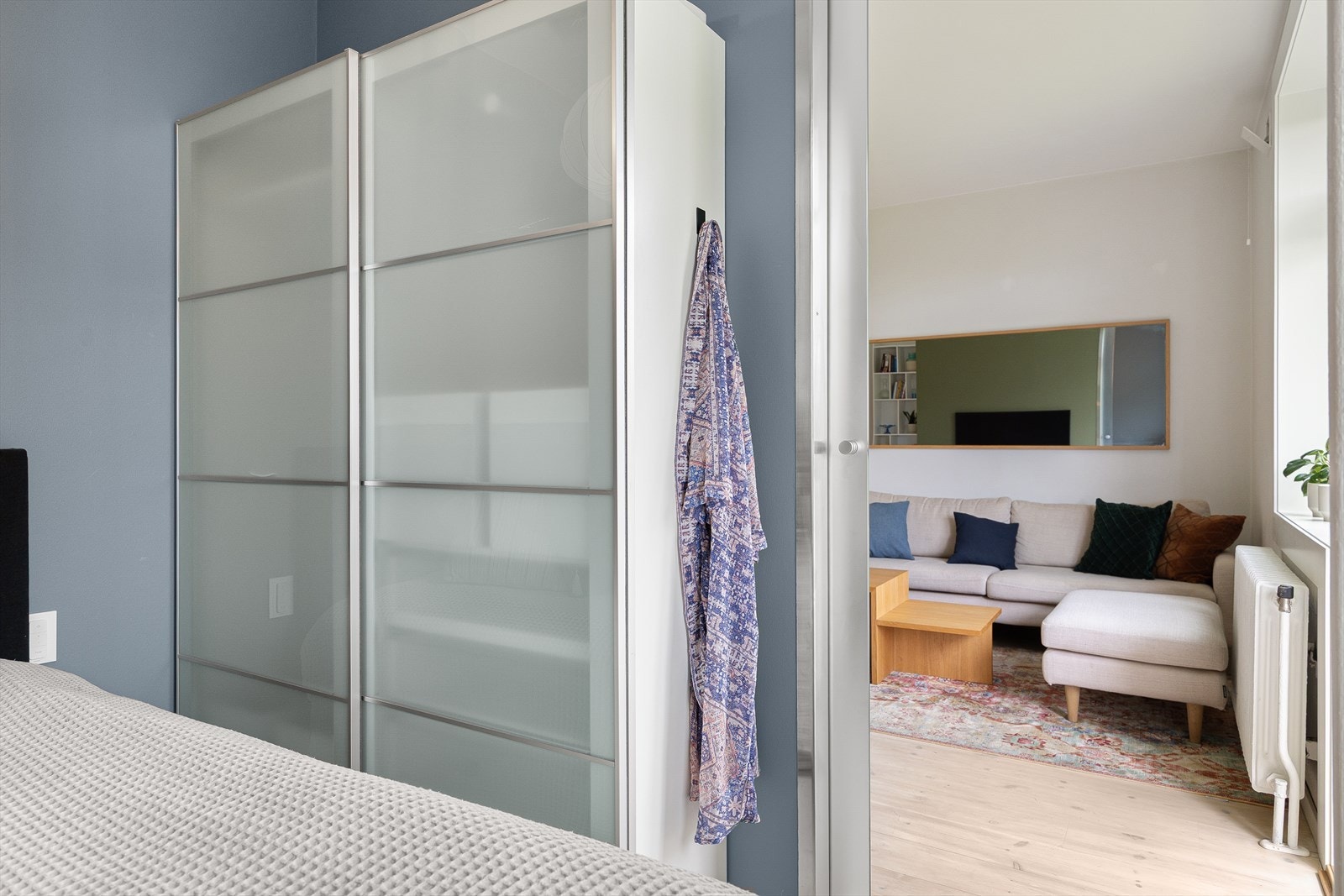 Rommet har også rikelig med oppbevaringsplass i en romslig skyvedørsgarderobe. Galleribilde