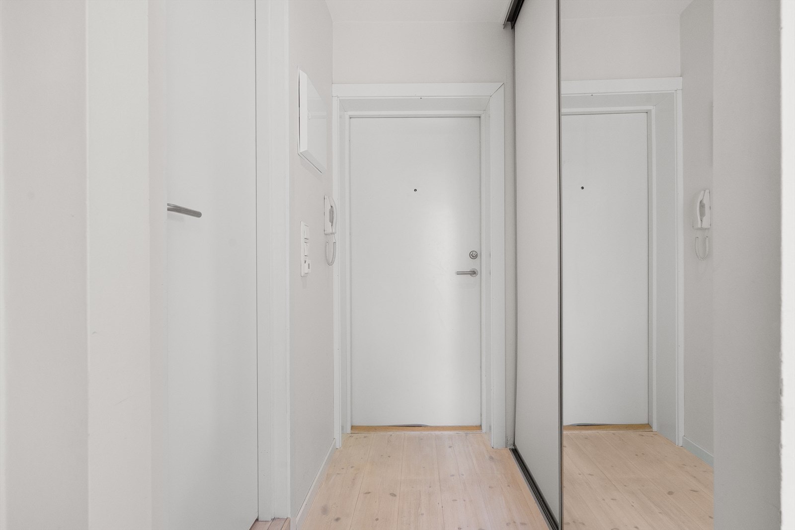 Entréen har god oppbevaringsplass for yttertøy og sko i en romslig skyvedørsgarderobe installert i 2023. Galleribilde