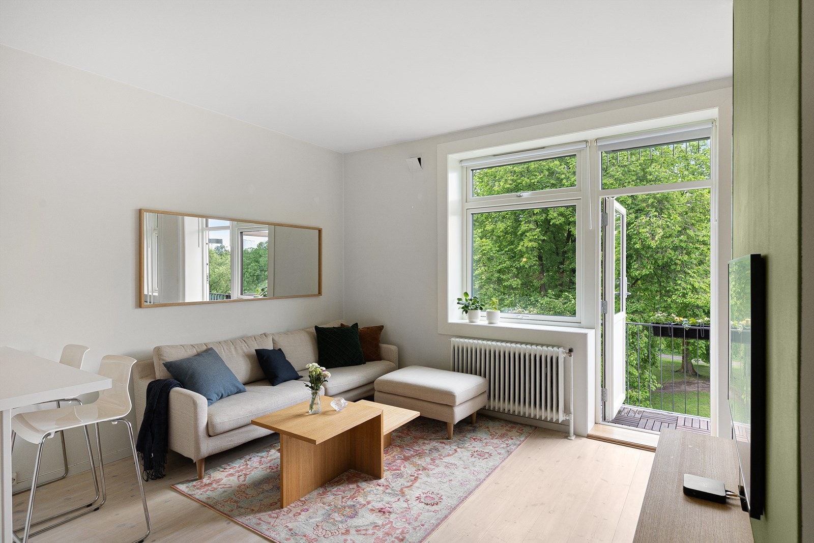 Planløsningen åpner opp for flere møbleringsmuligheter med god plass til sofagruppe, TV-møbler og spisebord med tilhørende stoler. Galleribilde
