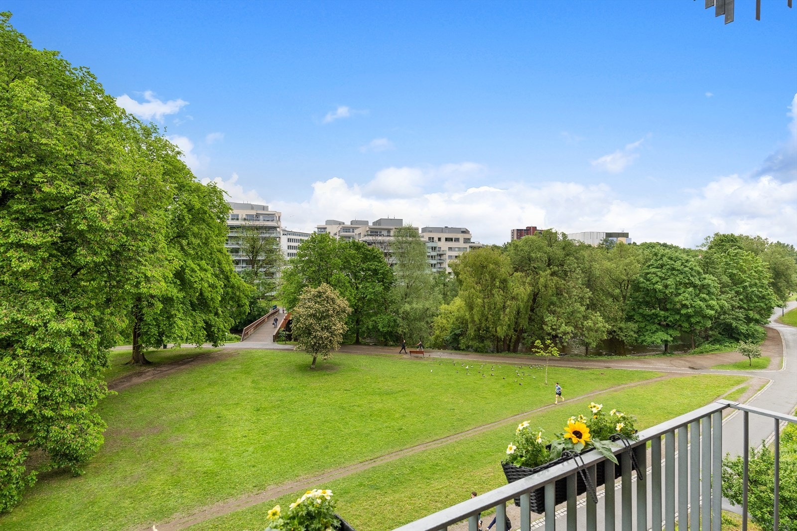 Balkongen har gode solforhold med morgen- og formiddagssol, og blir i vår- og sommerhalvåret en naturlig forlengelse av stuen - perfekt for rolige morgener og hyggelige stunder med familie og venner. Galleribilde