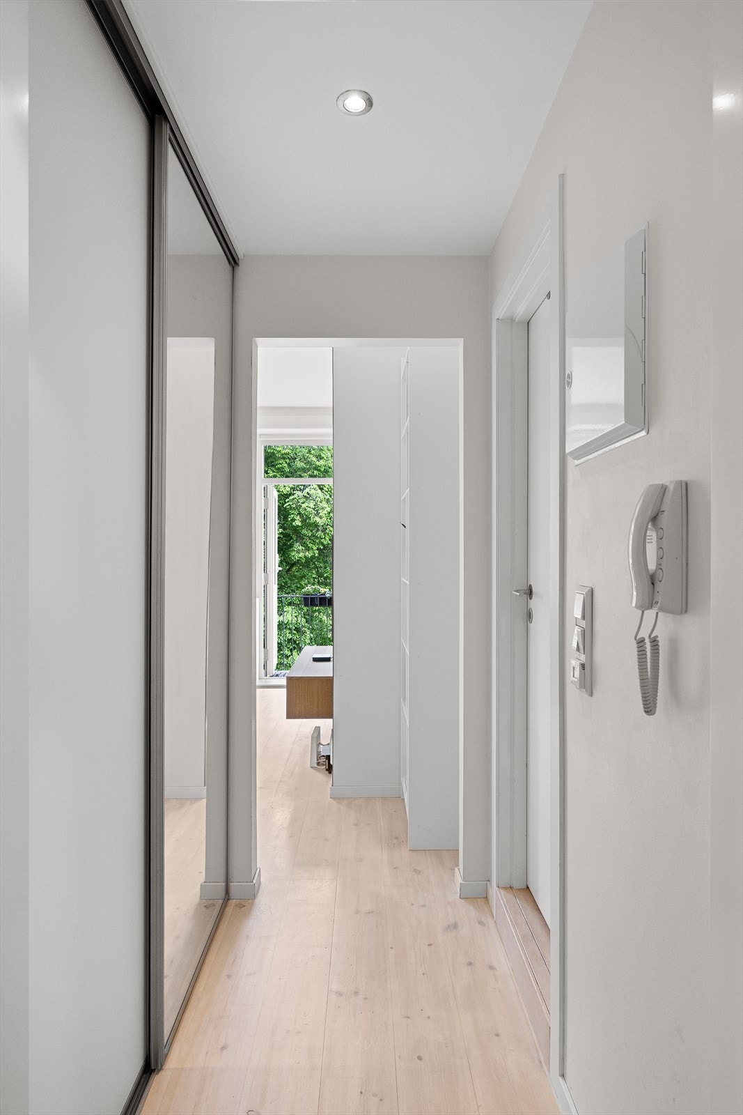 Leiligheten har en innbydende entré med downlights i himlingen, som skaper et moderne og svært godt førsteinntrykk. Galleribilde