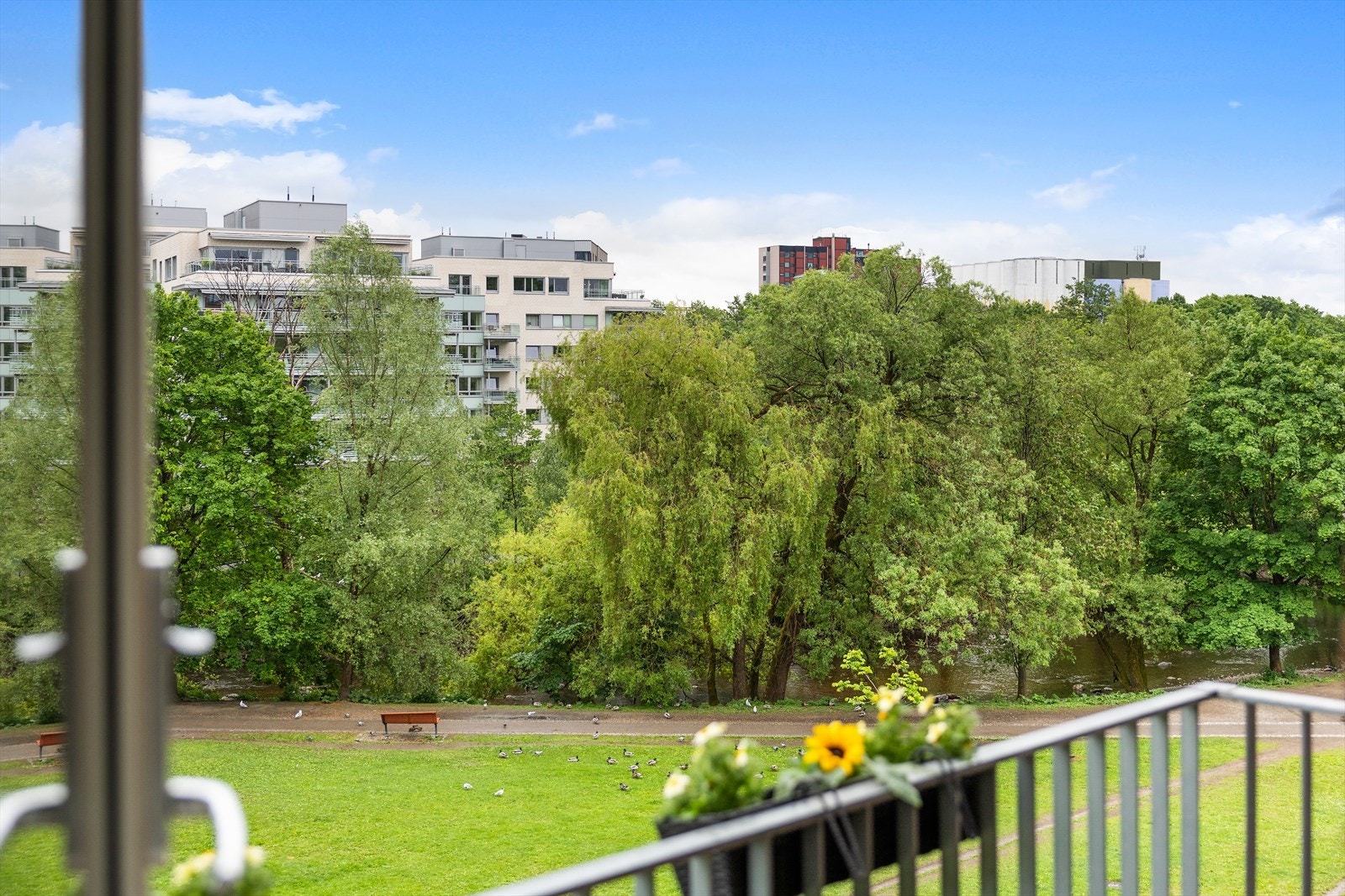 Svært hyggelig balkong på ca. 3 m² med flott utsyn mot idylliske grøntområder og Akerselva. Galleribilde