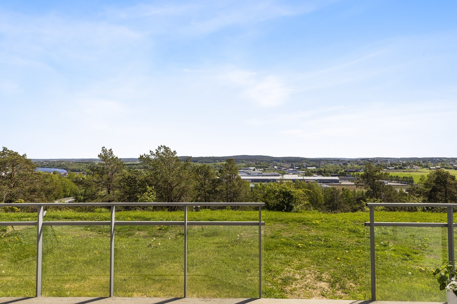 Fra uteplassen er det en åpen utsikt over nærområdet. Galleribilde