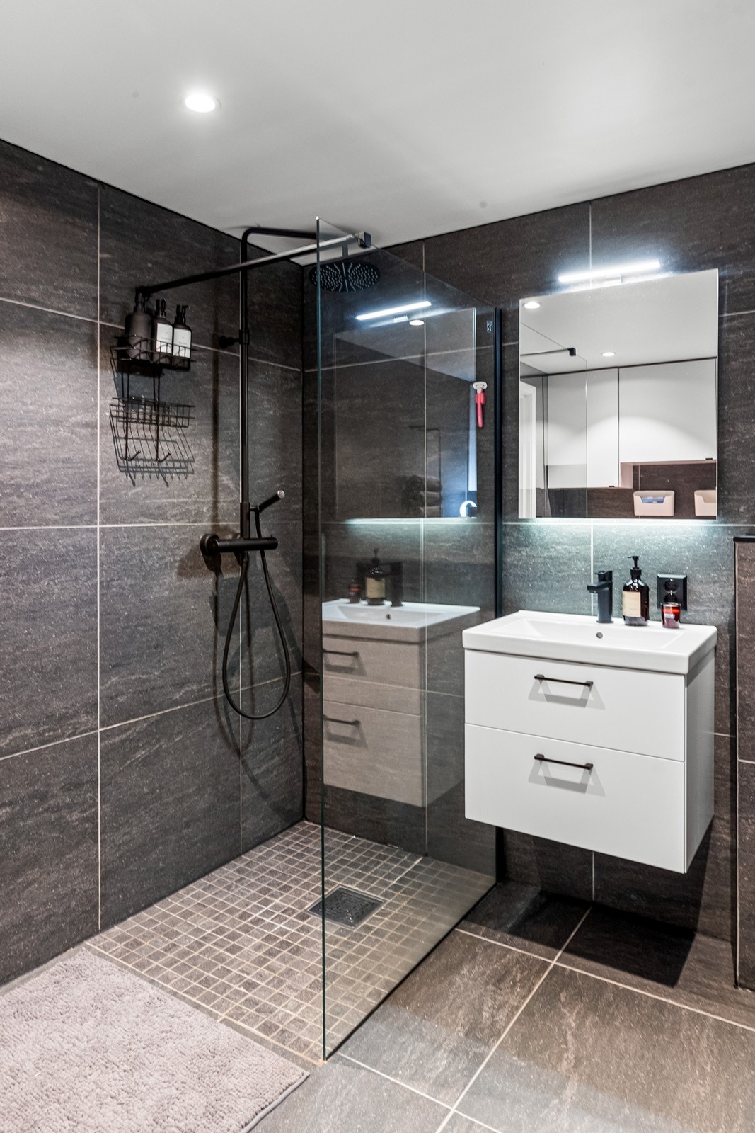 Badet ble pusset opp i 2021 med flislagte overflater og elektriske varmekabler i gulvet. Galleribilde