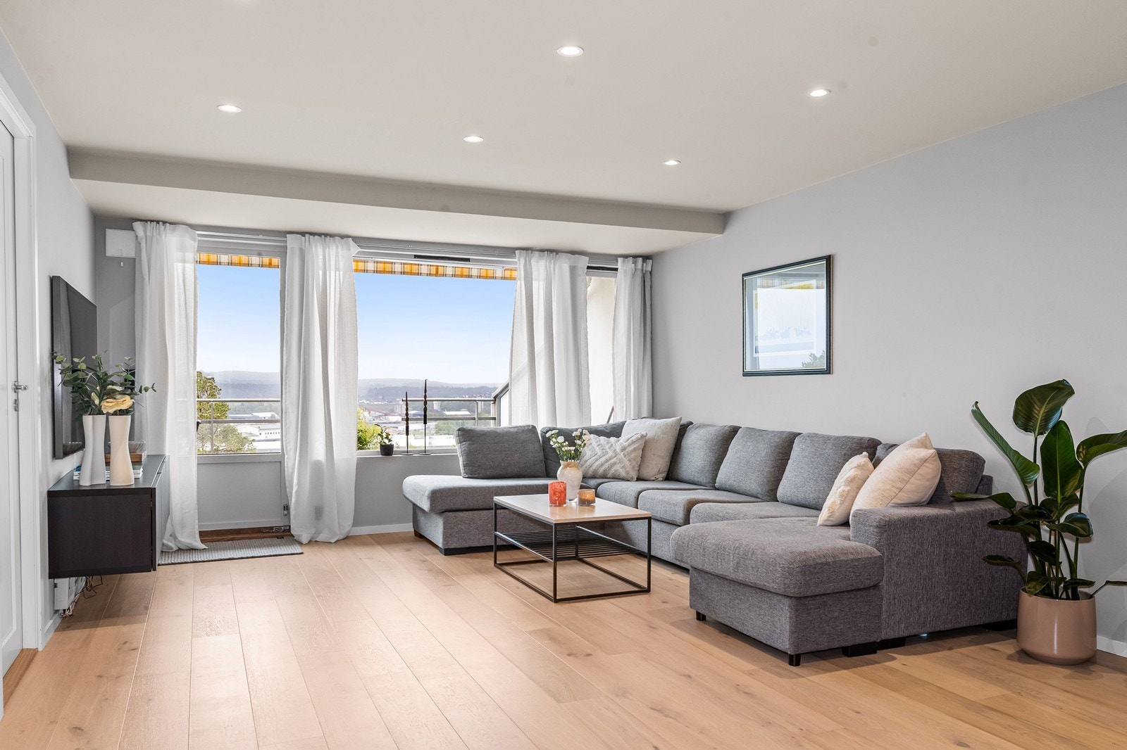 Stuen har god plass til en stor sofagruppe og det er utgang til terrassen. Galleribilde