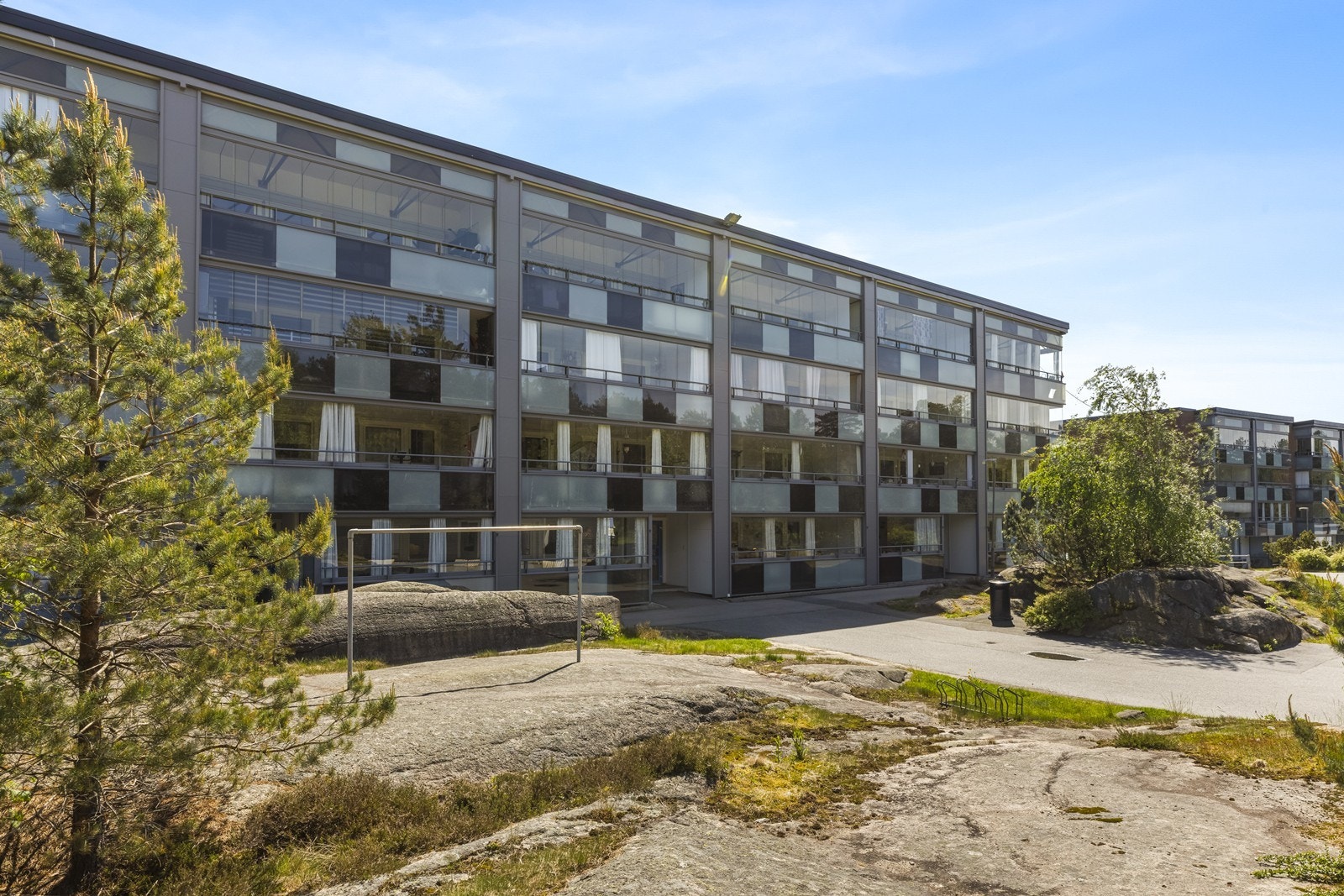 Leiligheten ligger i en boligblokk fra 1972 i det veletablerte Vallefjell I Borettslag. Galleribilde