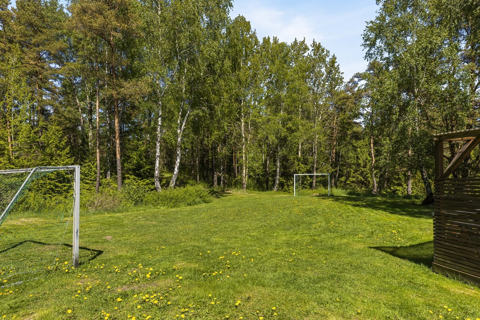 Fellesområdene er opparbeidet med gressplen, hekkbeplantning og prydbusker. Galleribilde