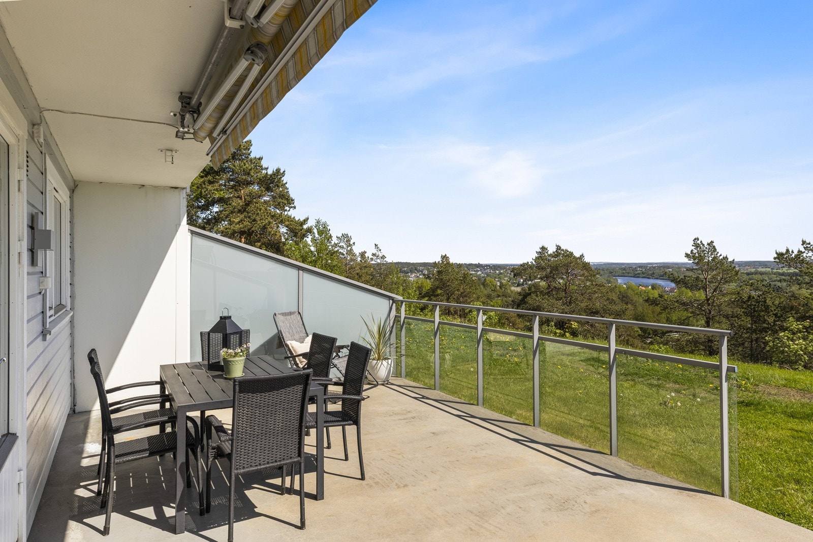 Fra stuen er det utgang til en stor, støpt betongterrasse på 28 m². Galleribilde