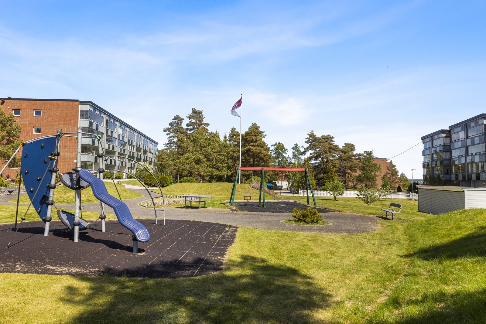 Fine fellesarealer med lekeplass og grøntområder for beboerne. Galleribilde