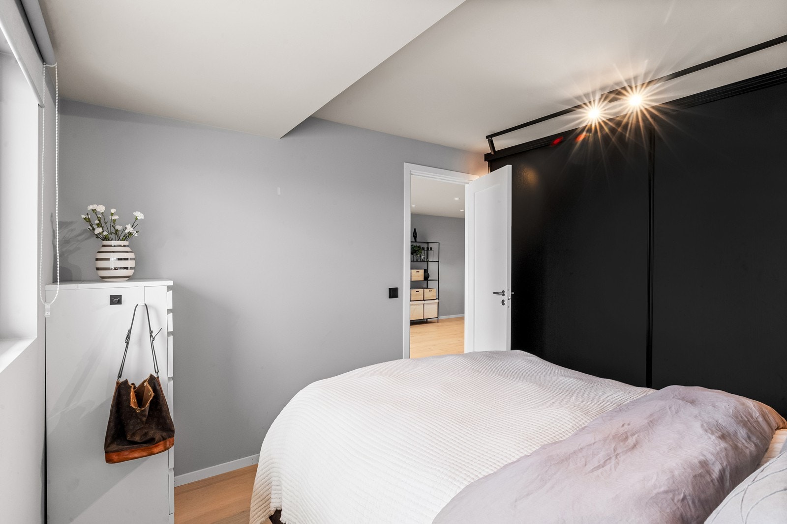En stor skyvedørsgarderobe med innredning gir godt med oppbevaringsplass på soverommet. Galleribilde