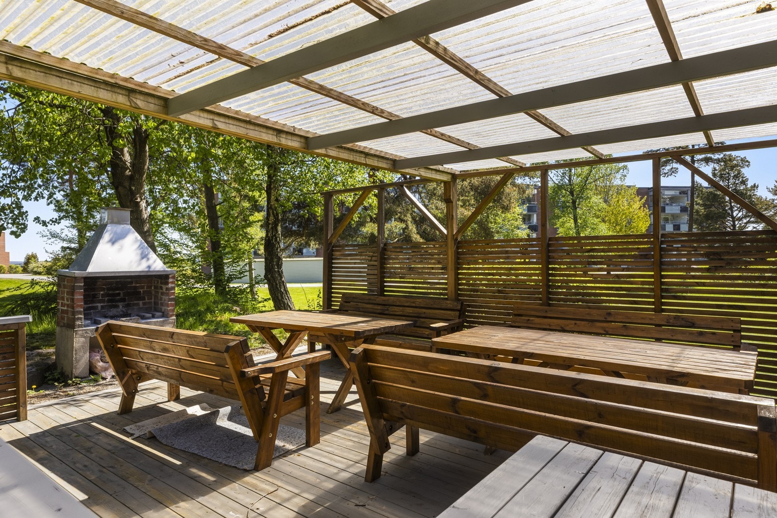 En felles, overbygget grillplass er tilgjengelig for beboerne i borettslaget. Galleribilde