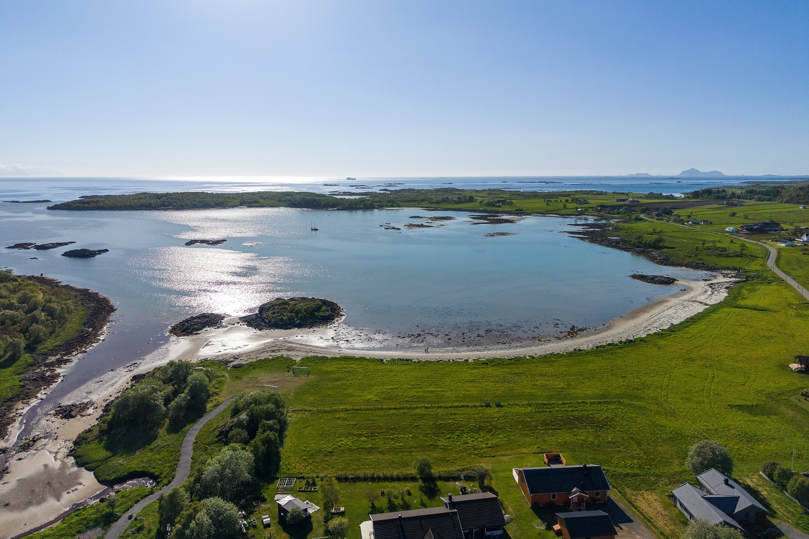 Populær badestrand ligger i kort avstand fra eiendommen. Galleribilde