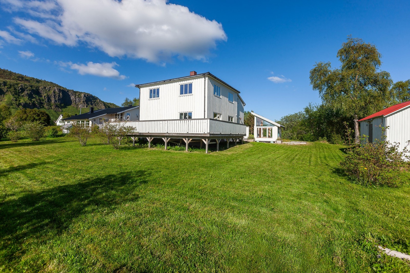 Eiendommen består av enebolig, utebod og drivhus. Galleribilde