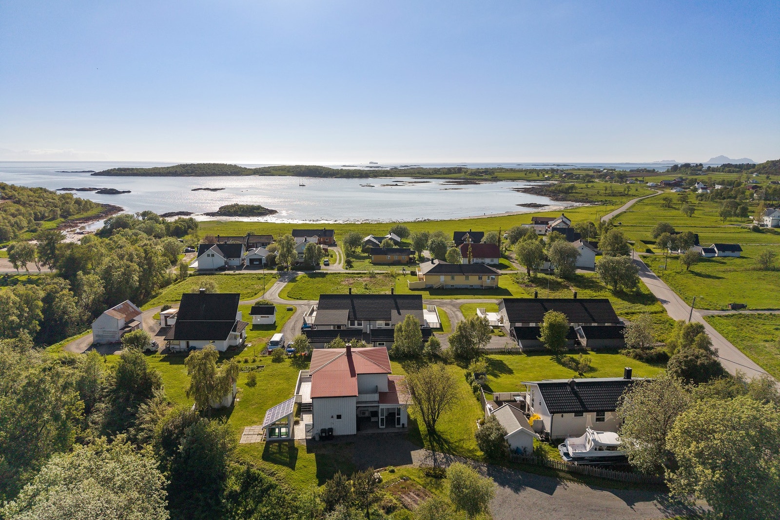 Eiendommen har en attraktiv beliggenhet i et rolig og hyggelig boligområde med nærhet til sjøen. Galleribilde