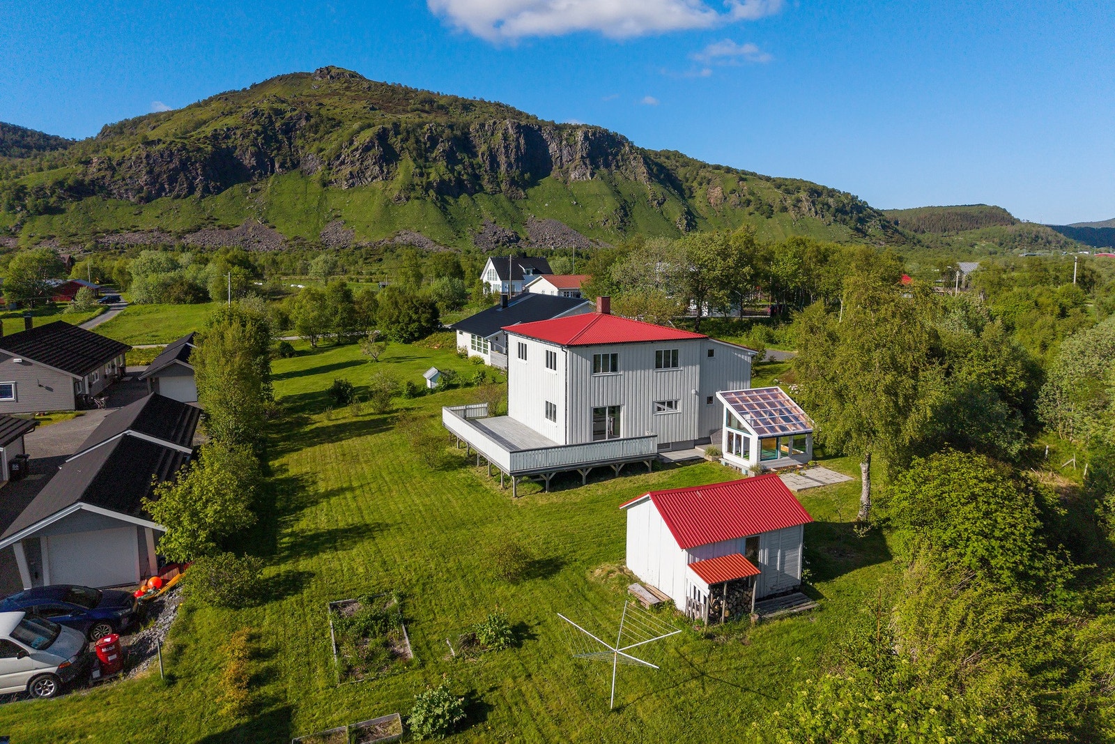 Eiendommen har en fin og barnevennlig beliggende på Haug, like vest for Melbu sentrum. Velkommen på visning! Galleribilde