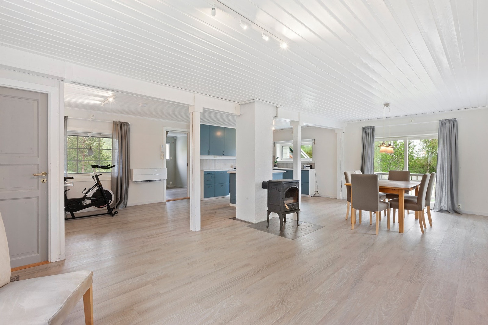 Lys og innbydende stue med åpen kjøkkenløsning og utgang til romslig terrasse. Galleribilde