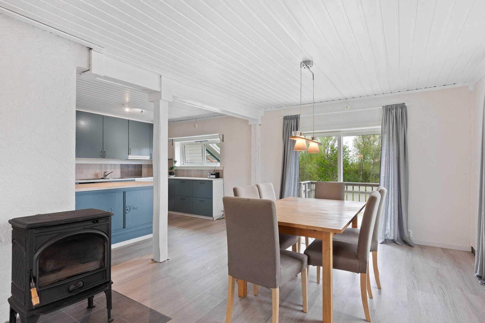 Plass til spisebord i naturlig tilknytning til den åpne stue- og kjøkkenløsningen. Galleribilde