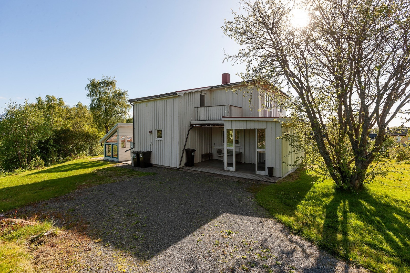 Romslig gårdsplass med gode parkeringsmuligheter for flere biler. Galleribilde