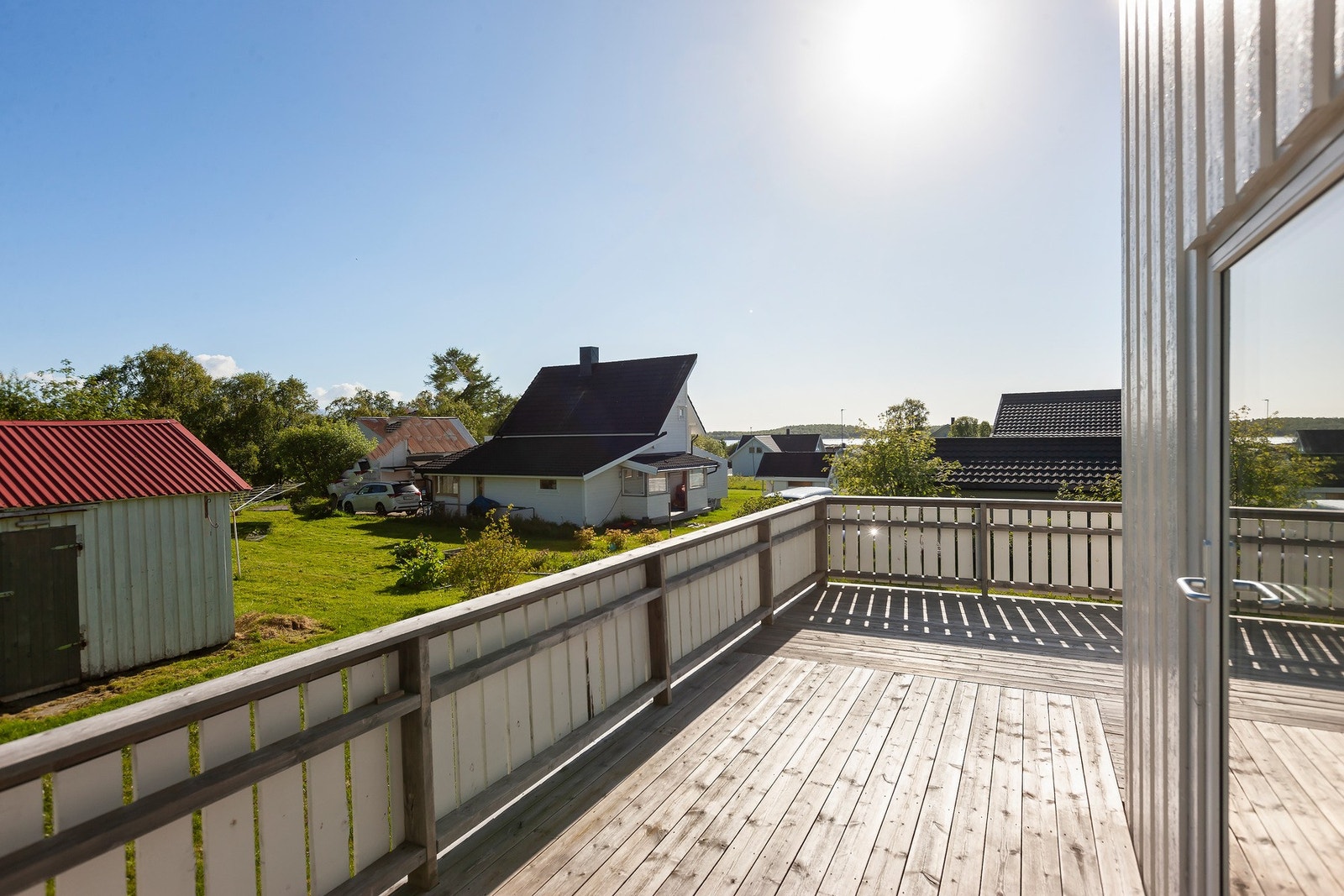 Terrassen er et flott uteområde med gode solforhold og plass til både avslapning og sosiale sammenkomster. Galleribilde