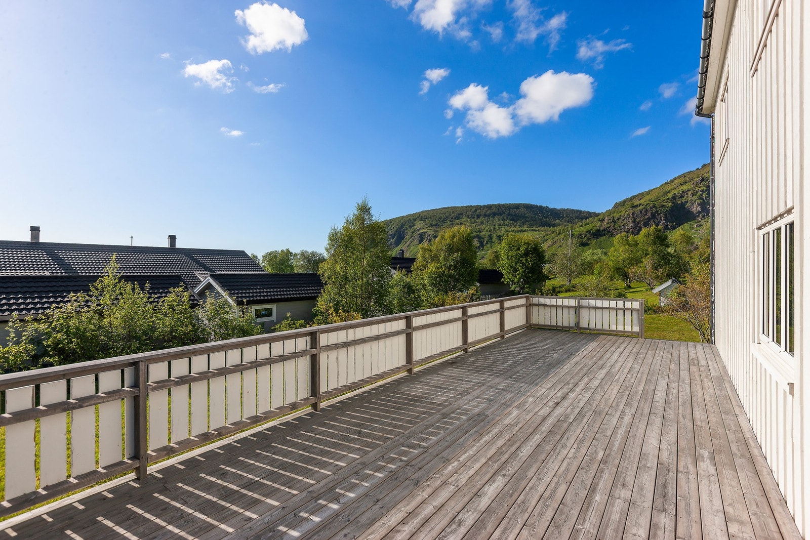 Stor og innbydende terrasse med god plass til både sittegruppe og grill. Galleribilde