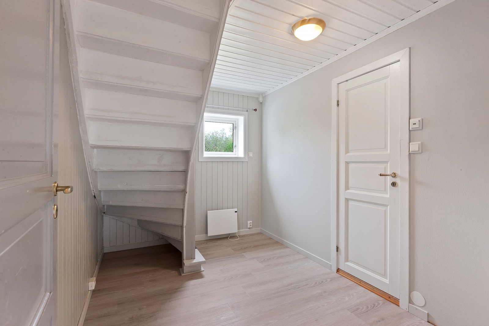 Gang med trapp som leder opp til loftsetasjen, hvor badet er plassert til høyre. Galleribilde