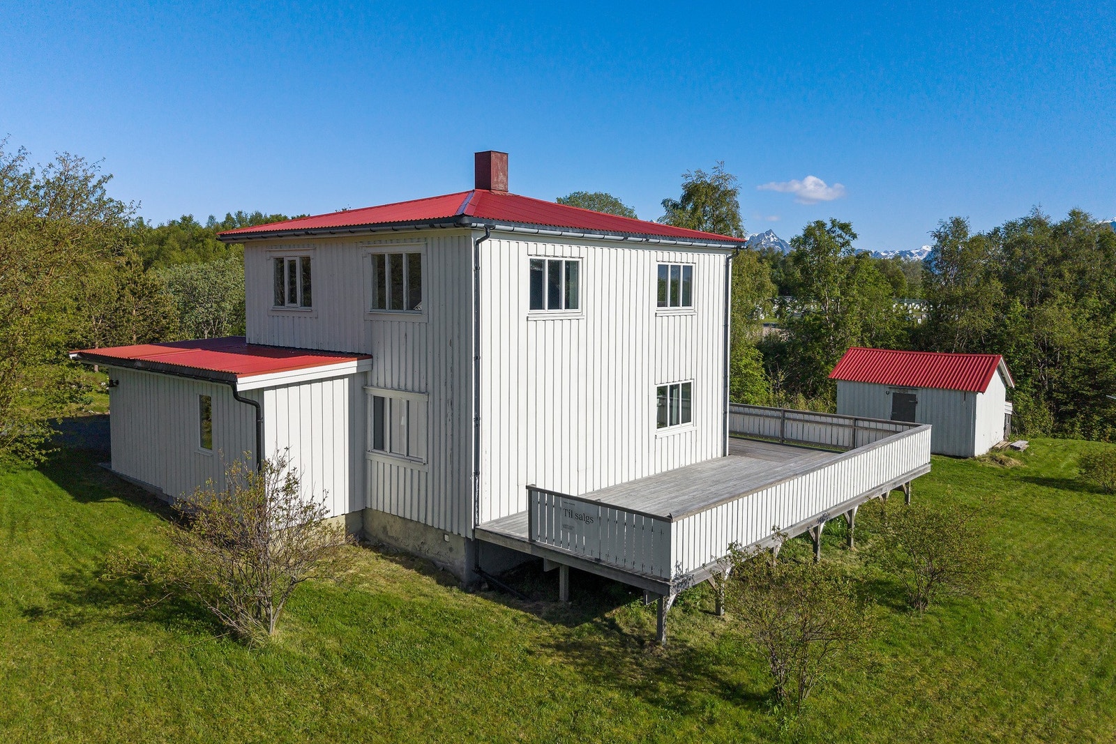 Boligen ble oppført 1946 og fordeler seg over 3 plan. Galleribilde