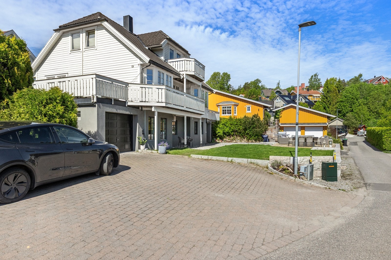En biloppstillingsplass med elbil-lader medfølger. Eiendommen er tilknyttet en hyggelig blindvei med kort vei til barnehage, ungdomsskole og offentlig kommunikasjon. Galleribilde