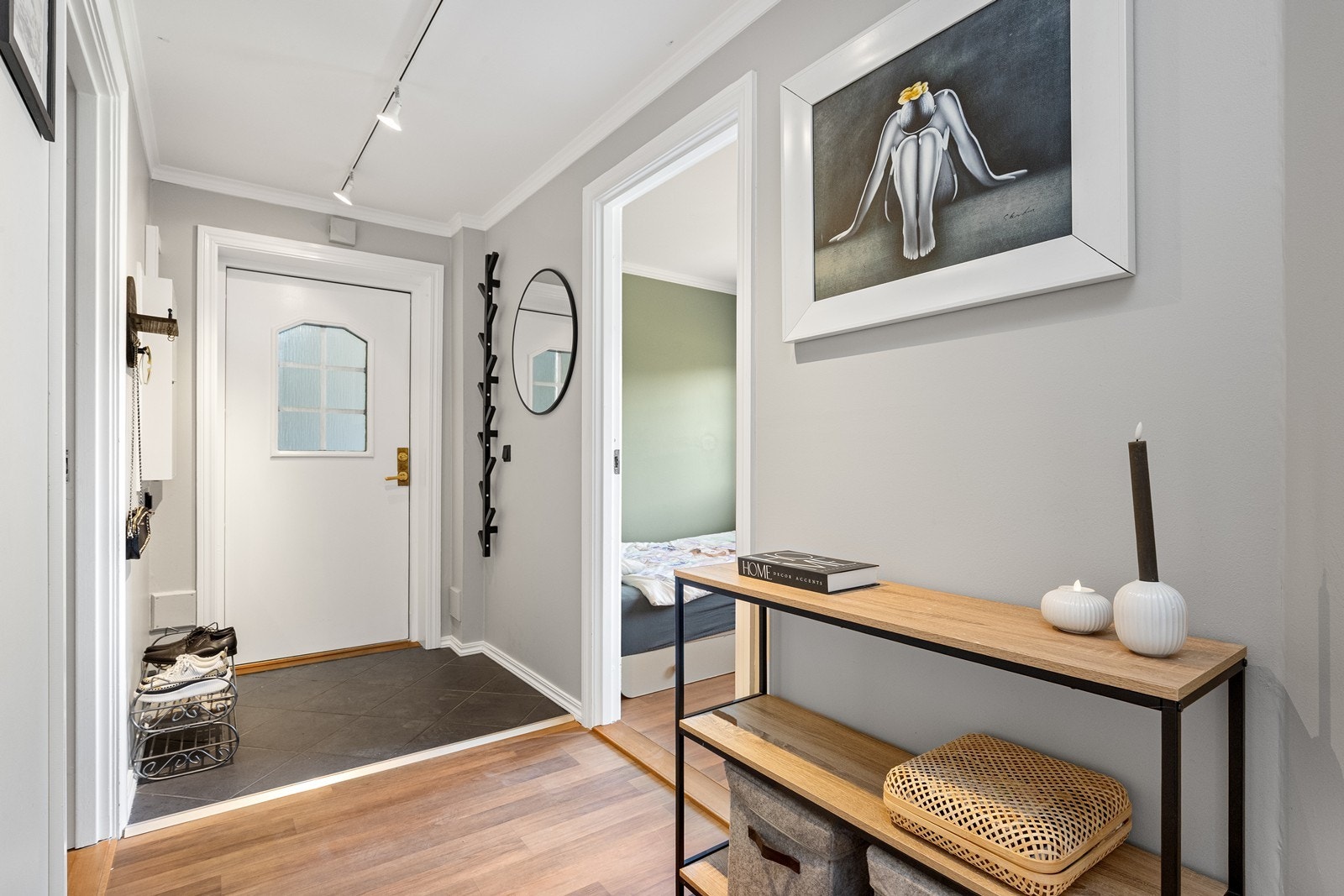 Entré med flislagt gulv og plass til oppbevaring av yttertøy. Galleribilde
