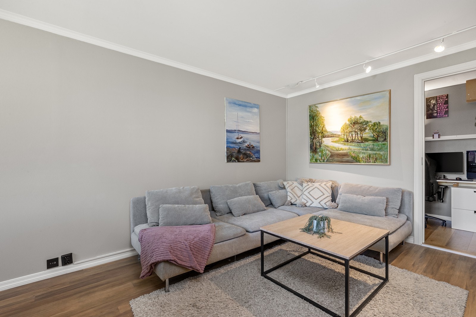 God plass til en romslig sofagruppe i stuedelen. Galleribilde