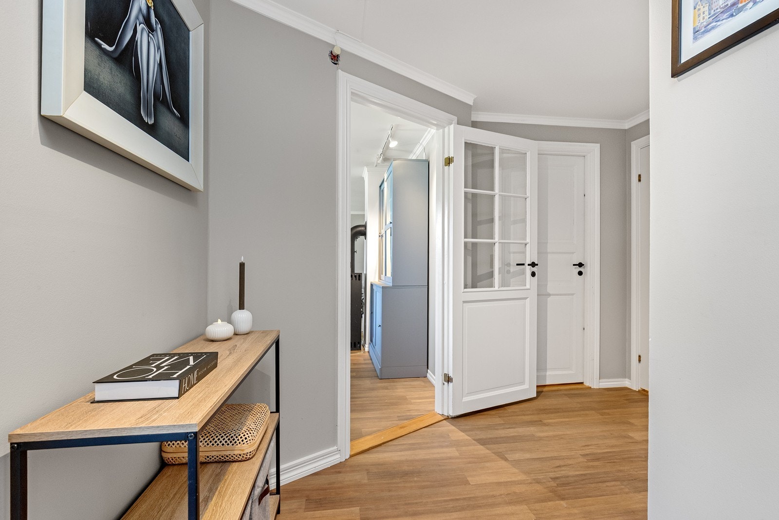 Fra gangen er det tilgang til boligens øvrige rom. Galleribilde