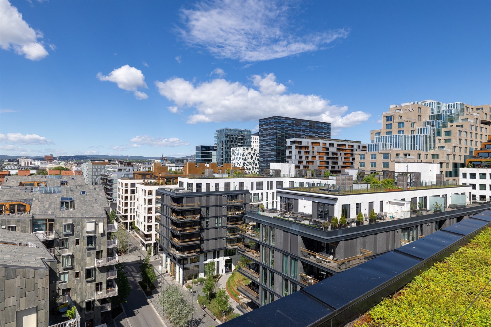 Fra takterrassen har du en vidstrakt utsikt over Bjørvika, Barcode og områdene rundt. Galleribilde