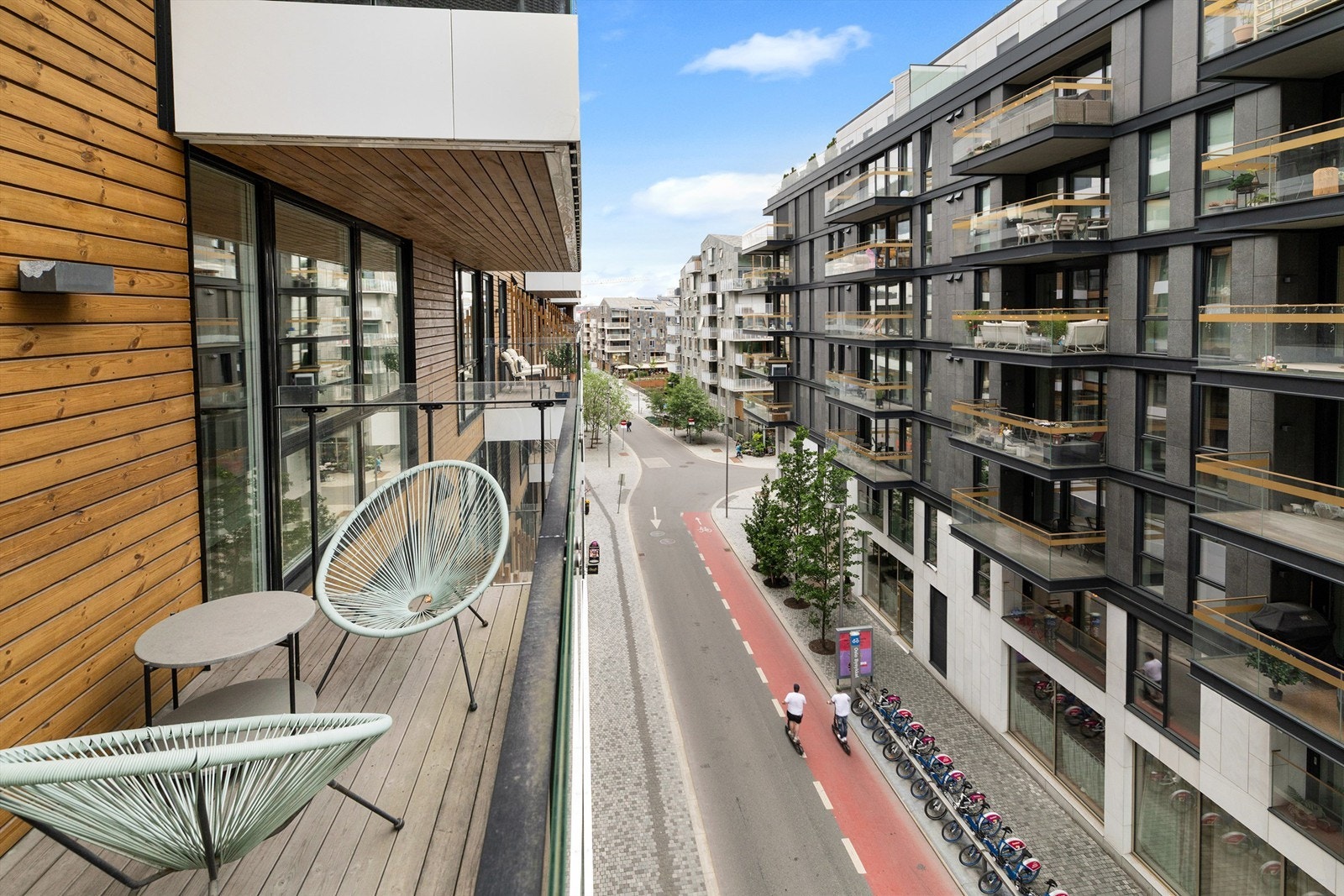 Balkongen gir en fin utsikt over de moderne gatene i Bispevika, som er tilrettelagt for fotgjengere og syklister. Galleribilde