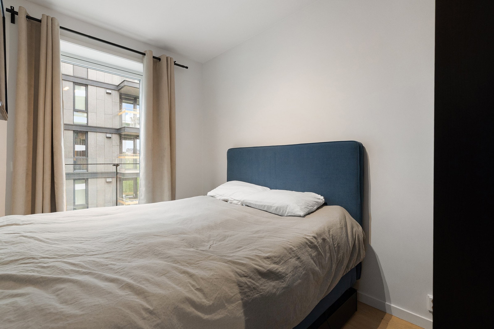 Soverommet har plass til dobbeltseng og garderobeløsning. Vinduene med 3-lags isolerglass sikrer et stille inneklima. Galleribilde