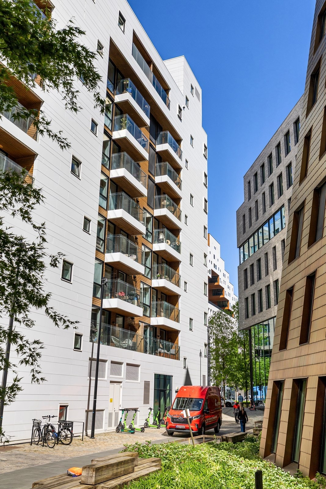 Bygget ble ferdigstilt i 2019 og er en del av Sameiet Eufemias Plass Vest med 114 boligseksjoner. Galleribilde