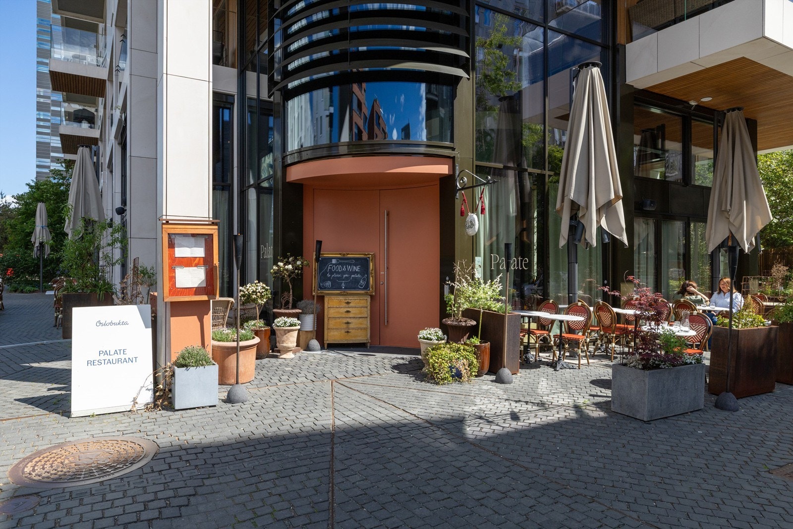 I umiddelbar nærhet finnes et bredt utvalg av restauranter og kafeer for enhver anledning. Galleribilde
