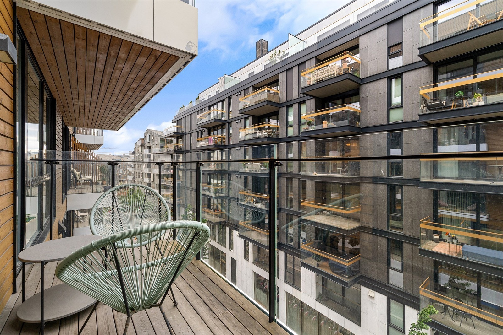 Fra stuen er det utgang til en vestvendt balkong med tredekke og rekkverk i glass. Galleribilde