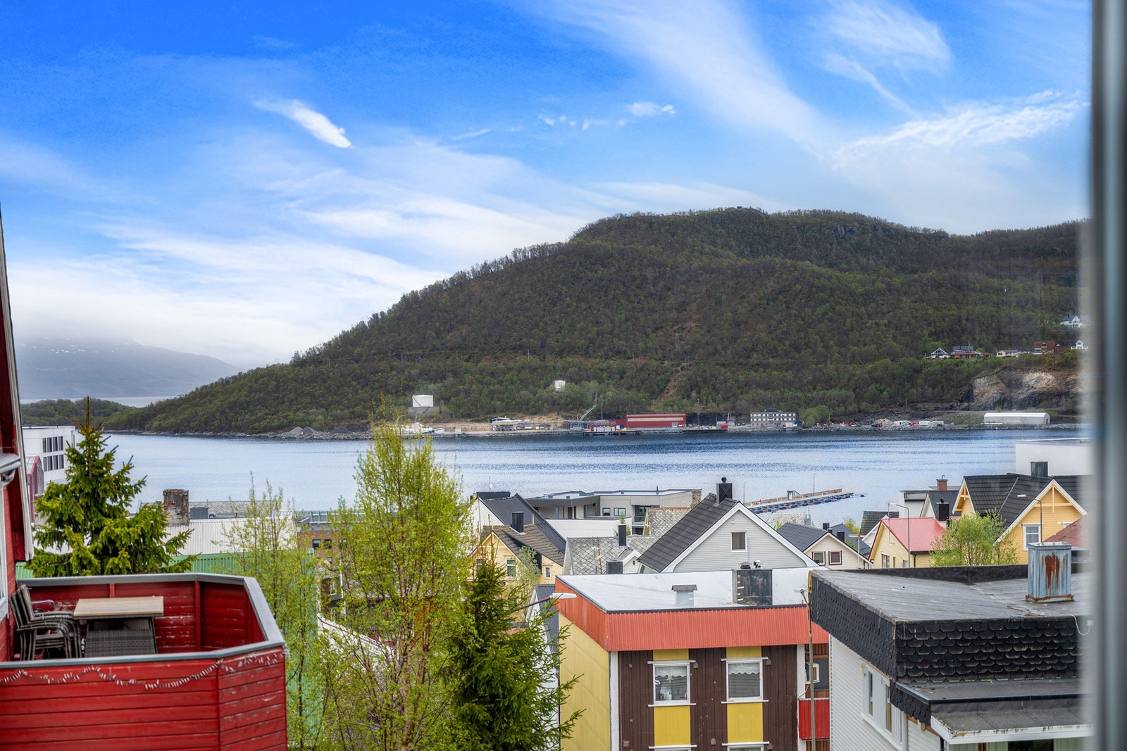 Leiligheten ligger fint plassert i et rolig område i byen, med gode utsiktsforhold mot hav og over til Gangsås Galleribilde