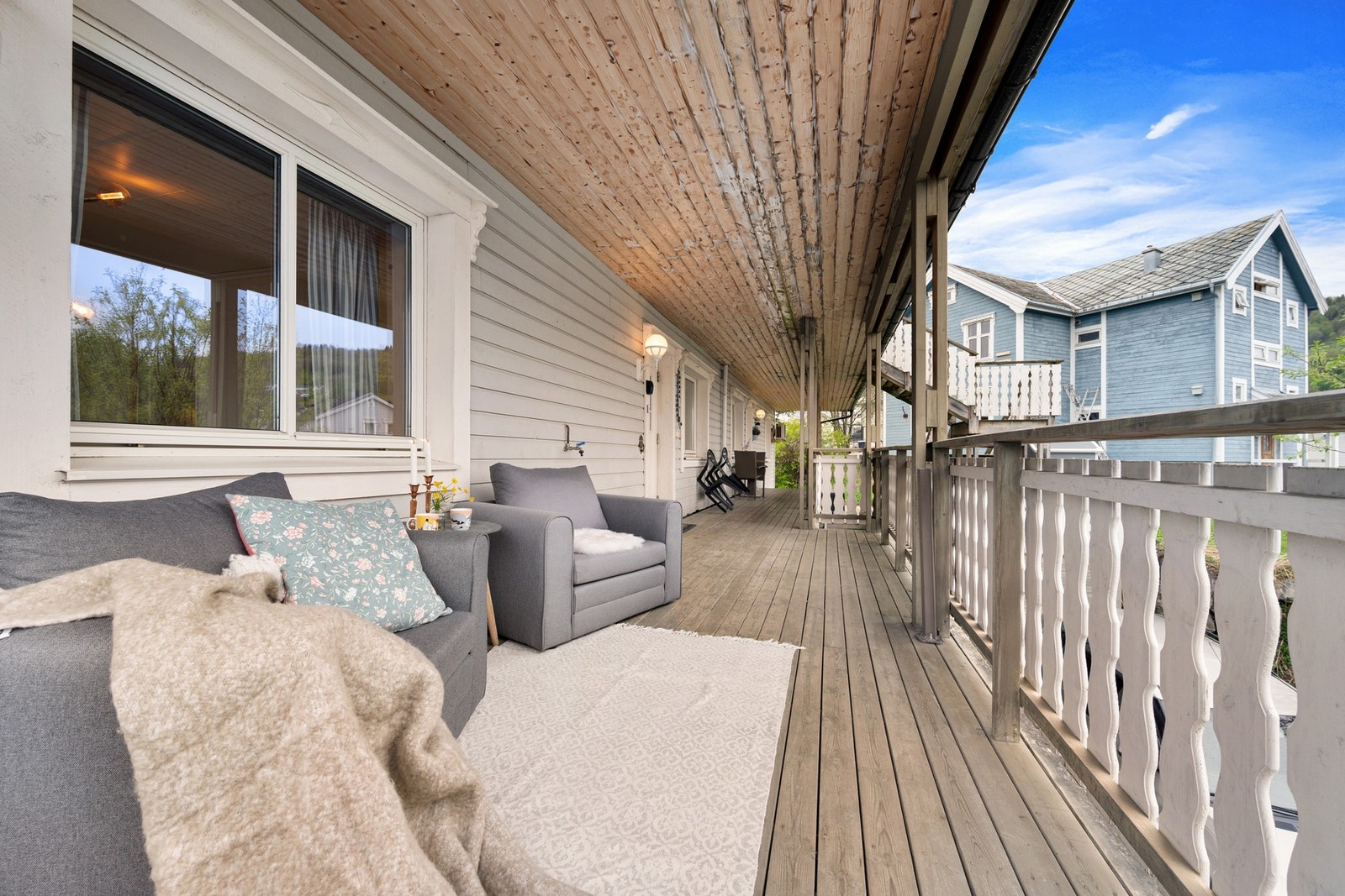 Terrasse ved inngangsparti - et lunt og godt uteareal du kan nyte i godt selskap Galleribilde