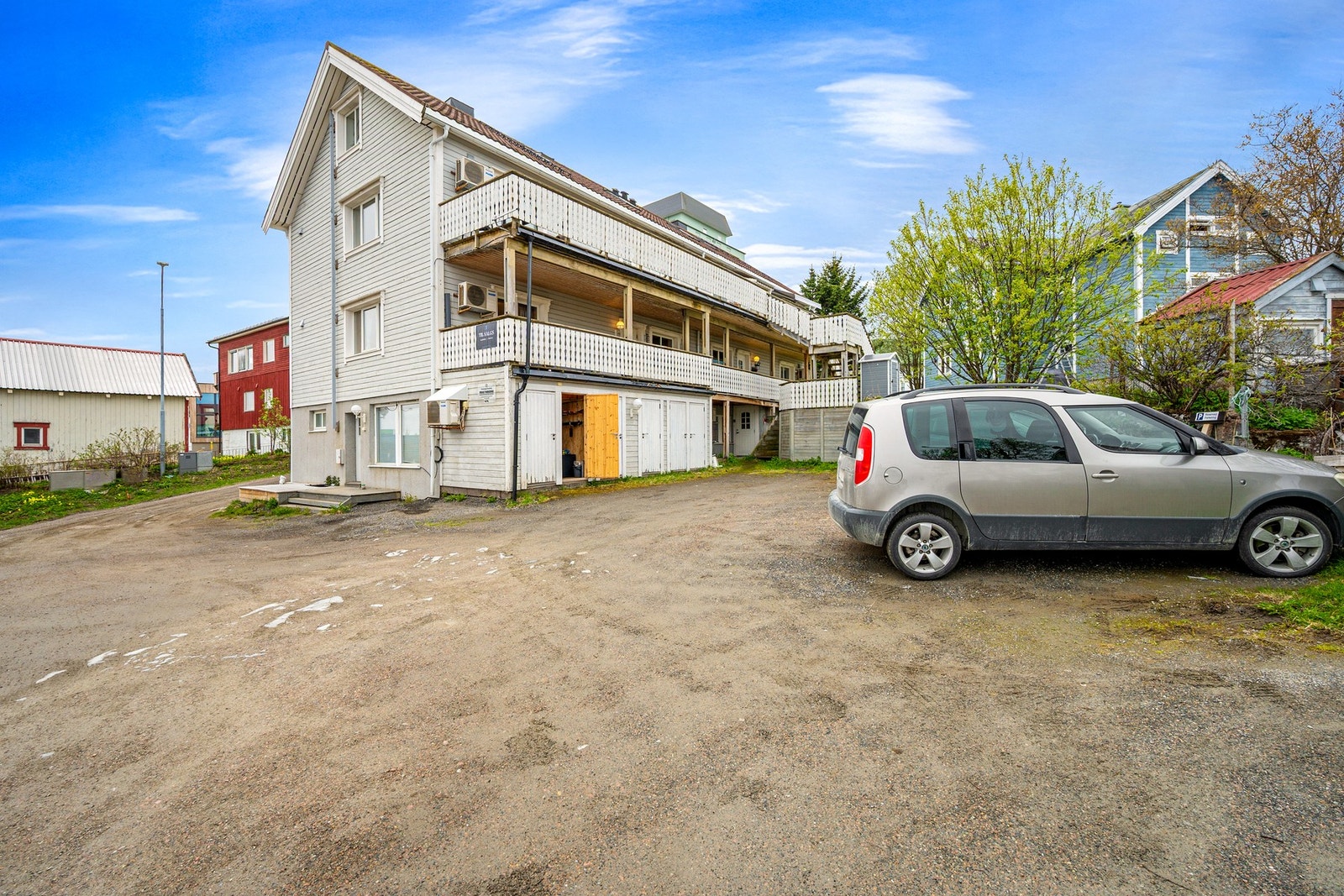 Gode parkeringsmuligheter på borettslagets tomt Galleribilde