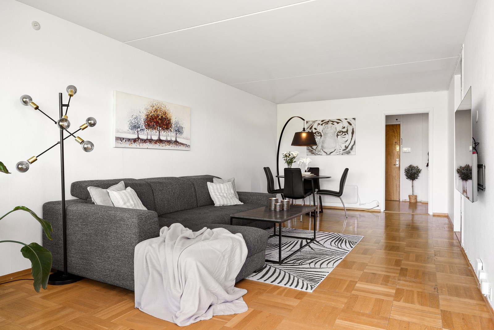 God plass til sittegruppe, spisebord, tv-krok, bokhylle og reol Galleribilde