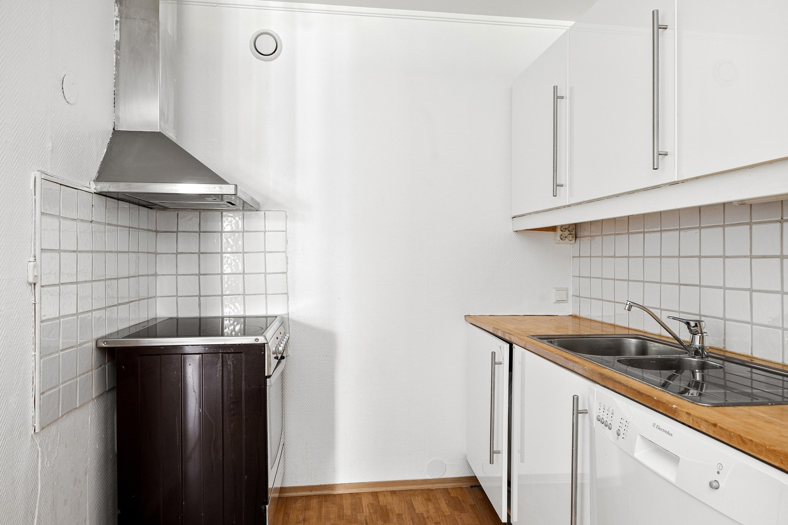 Ventilator, lys under overskap og flislagt over heltre benkeplate Galleribilde