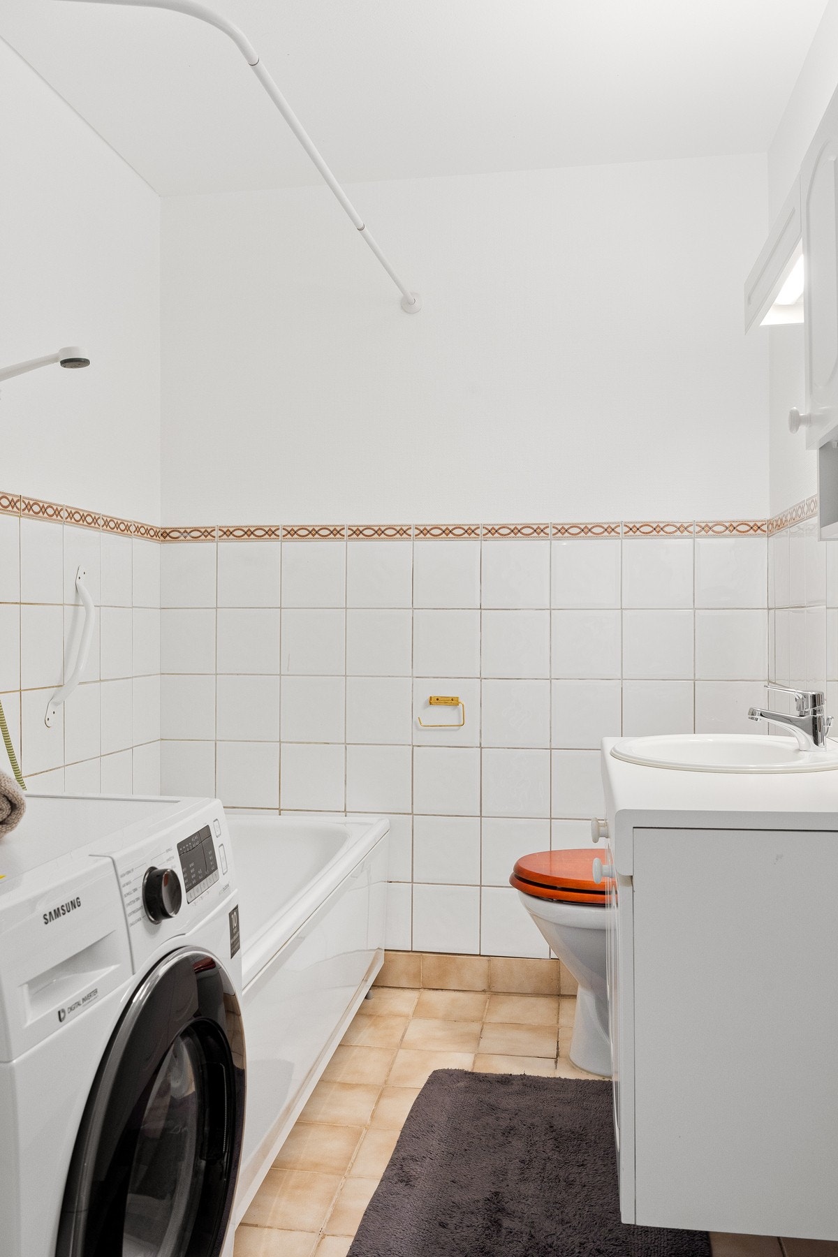 Bad med opplegg for vaskemaskin (medfølger) og tørketrommel Galleribilde
